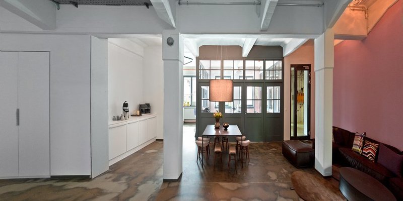 Seminarzentrum mit Lounge in klaren Formen