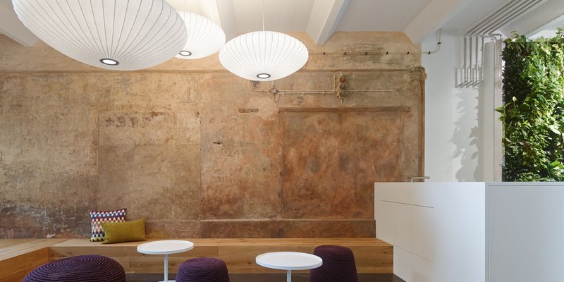 Seminarzentrum mit Lounge in klaren Formen