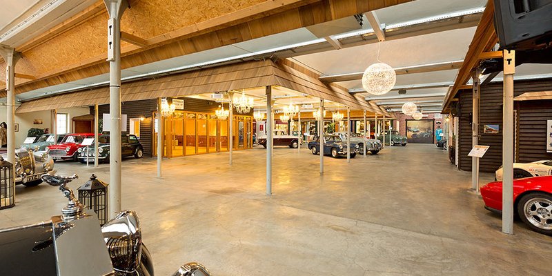 Veranstaltungshalle mit Automobilen