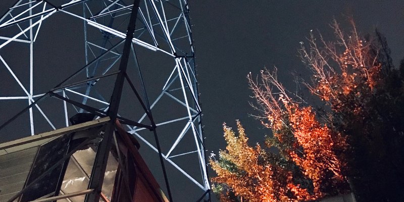 Hochspannungsmast mit Eventraum am Bahnhof Hochspannungsmast mit Eventraum am Bahnhof