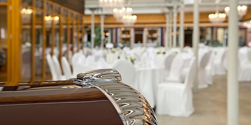 Veranstaltungshalle mit Automobilen