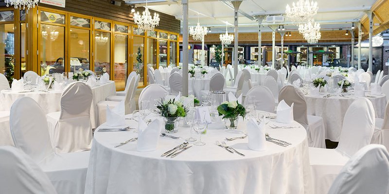 Veranstaltungshalle mit Automobilen