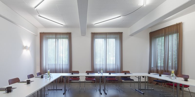 Seminarzentrum mit Lounge in klaren Formen