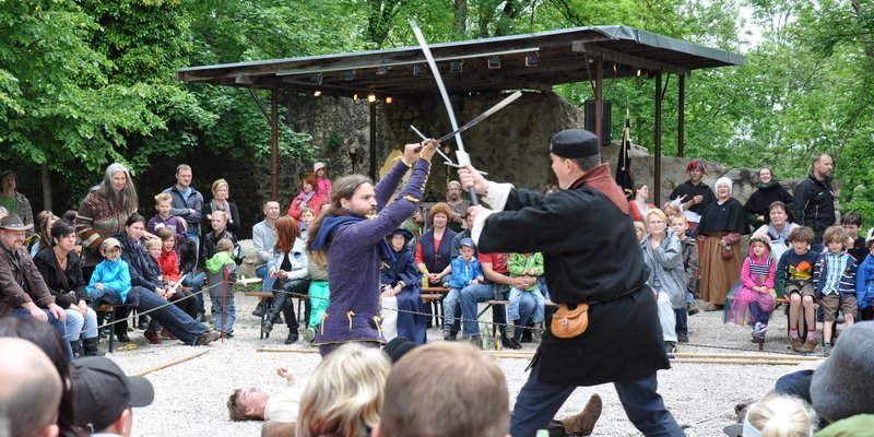Burgruine mit Saal, Holzofen und Kapelle