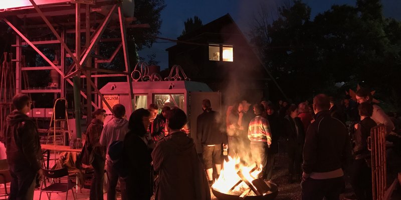 Hochspannungsmast mit Eventraum am Bahnhof Hochspannungsmast mit Eventraum am Bahnhof