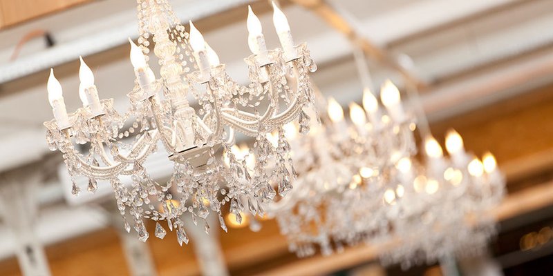 Veranstaltungshalle mit Automobilen