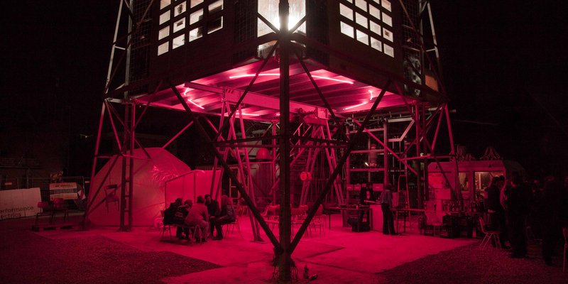 Hochspannungsmast mit Eventraum am Bahnhof Hochspannungsmast mit Eventraum am Bahnhof