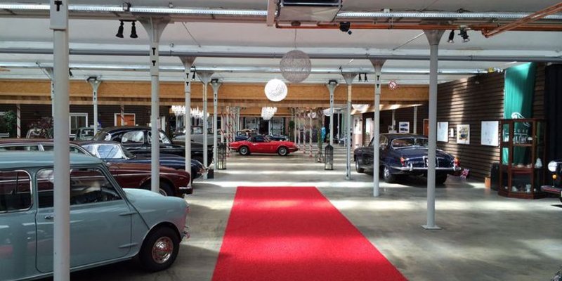 Veranstaltungshalle mit Automobilen