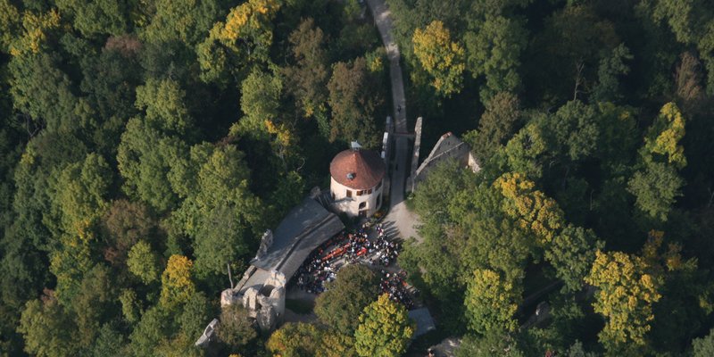Burgruine mit Saal, Holzofen und Kapelle