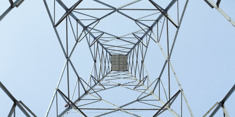 Hochspannungsmast mit Eventraum am Bahnhof Hochspannungsmast mit Eventraum am Bahnhof