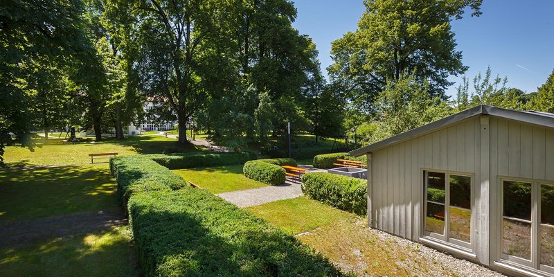 Tagungshotel mit Ambiente im Allgäu - Park mit Grillhütte und Lagerfeuerstelle  Tagungshotel mit Ambiente im Allgäu - Park mit Grillhütte und Lagerfeuerstelle